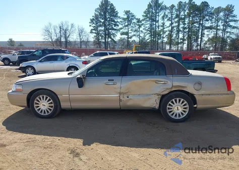 2004 Lincoln Town Car Signature z USA, uszkodzony, nr VIN 1LNHM81W34Y676843